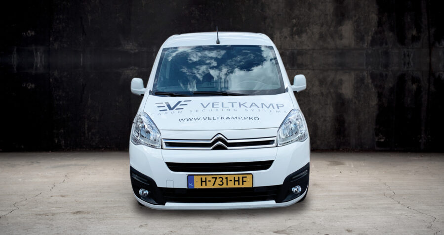 Voorkant auto Thuis Bij Schagen